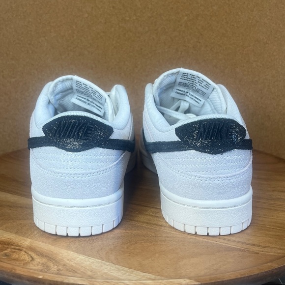 Nike
Dunk SE
Women’s
🌟🪩GLITTER🪩🌟
White/black/team red - Picture 9 of 11